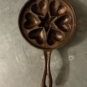 Vintage Cast Iron Heart-Shaped/Star muffin cornbread pan